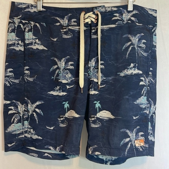 TOMMY BAHAMA RELAX Hawaiian Print Navy Board Shorts Tie Closure SIZE 38 - Picture 1 of 7